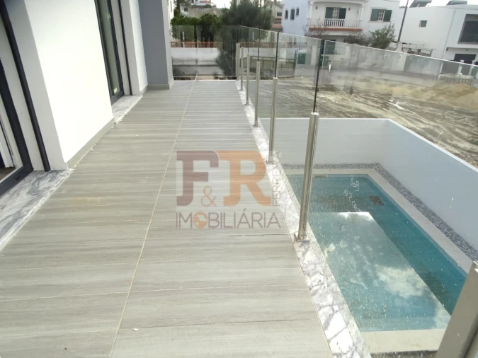 Moradia T4 para Venda em Fernao Ferro Foto 23