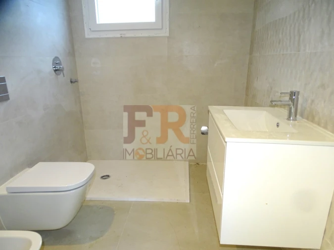 Moradia T4 para Venda em Fernao Ferro Foto 29