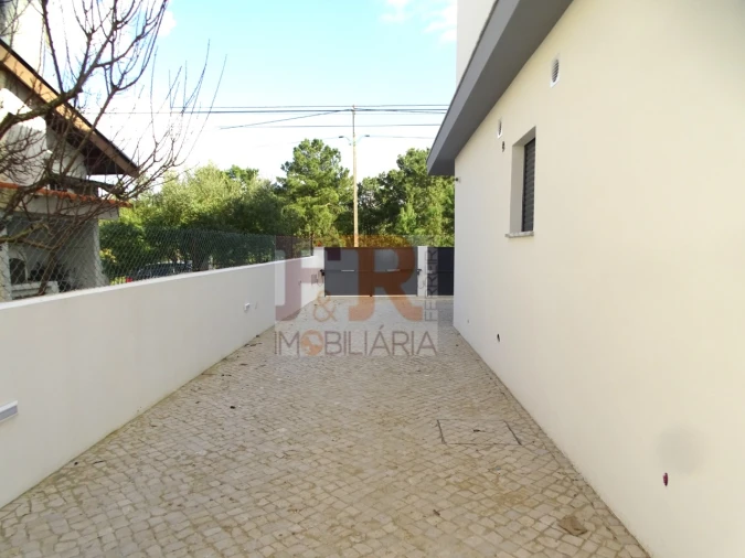 Moradia T4 para Venda em Fernao Ferro Foto 34