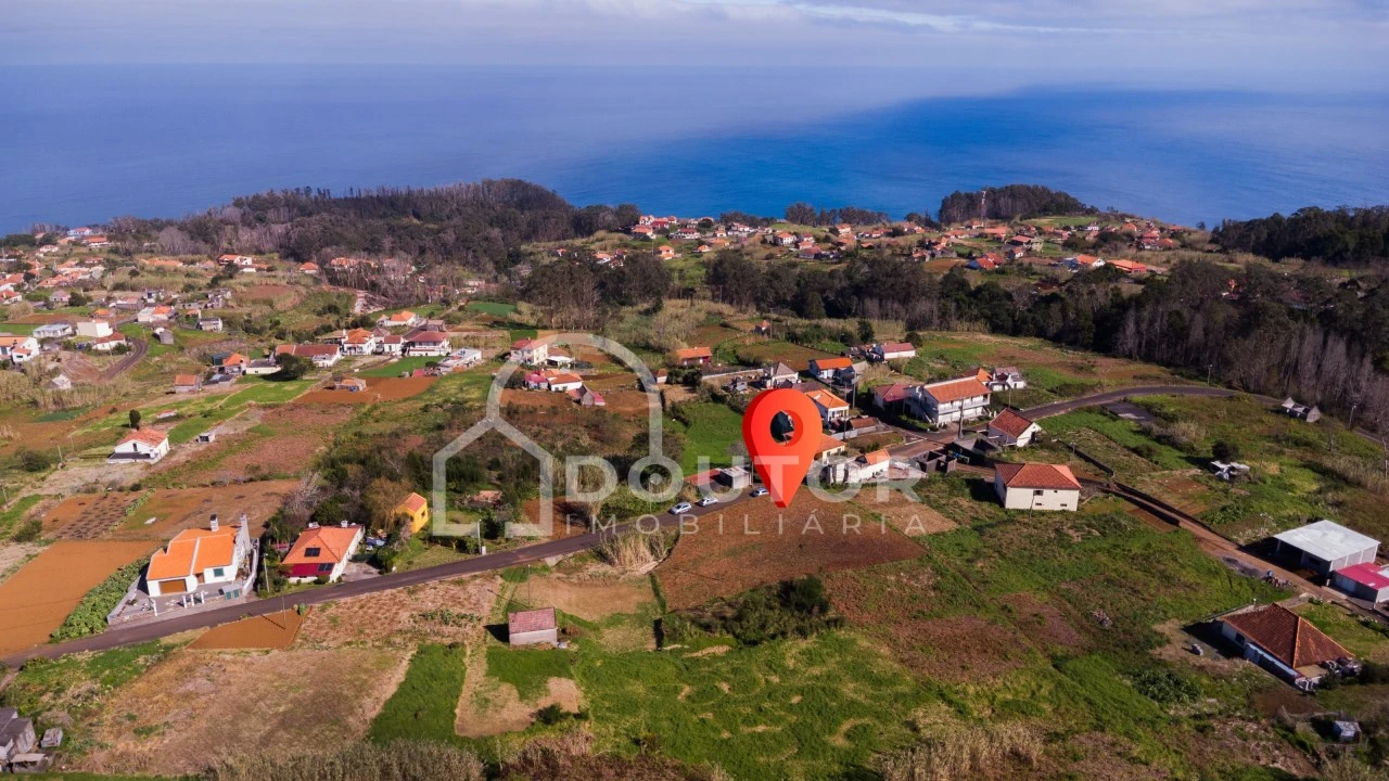 Terreno para Venda em Porto Moniz Foto 1