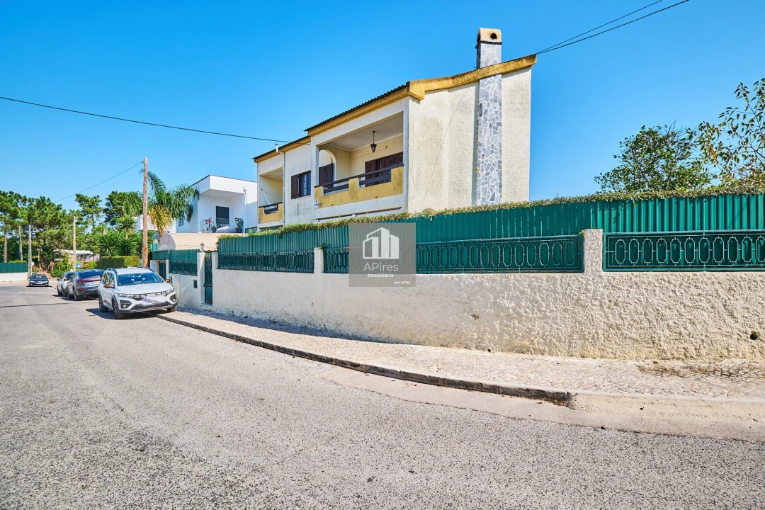 Moradia T5 para Venda em Charneca de Caparica e Sobreda Foto 1