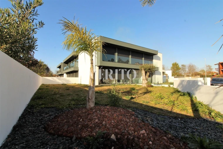 Apartamento T3 para Arrendamento em Galegos (Santa Maria)