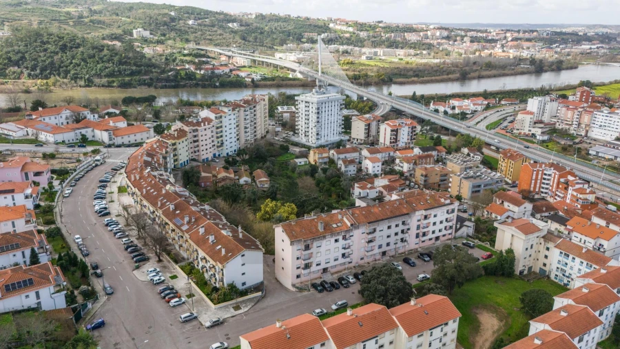 Apartamento T5 para Venda em Santo Antonio dos Olivais Foto 25