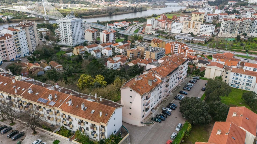 Apartamento T5 para Venda em Santo Antonio dos Olivais Foto 24