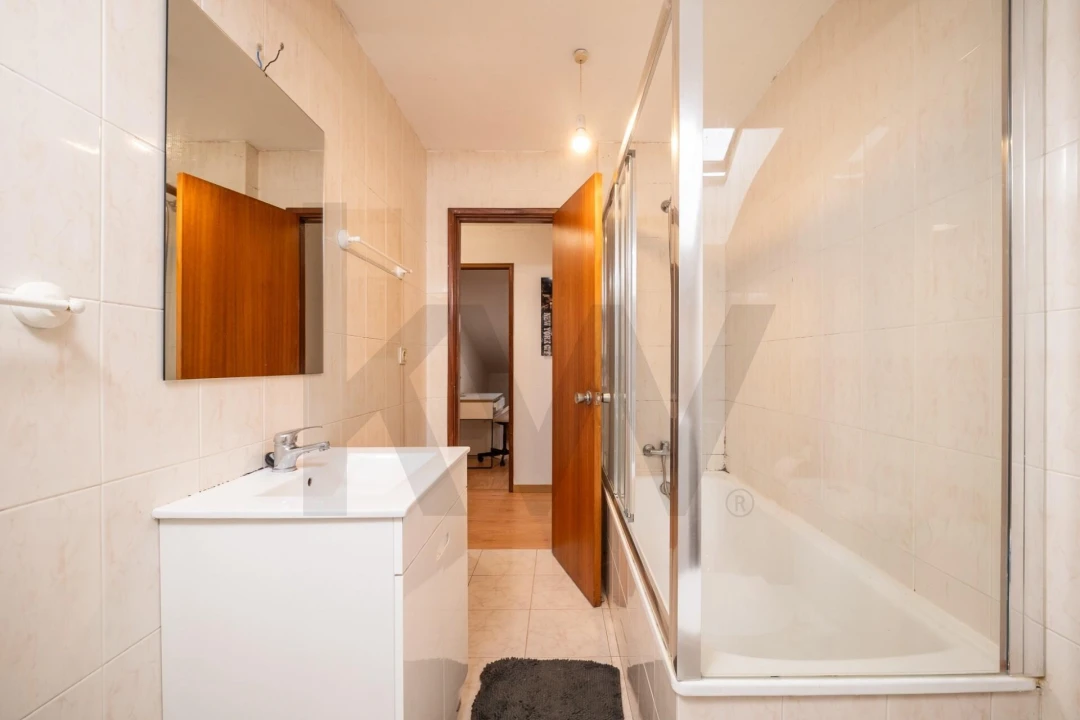 Apartamento T5 para Venda em Santo Antonio dos Olivais Foto 17