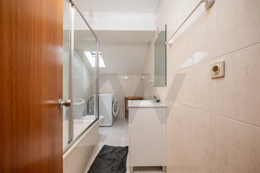 Apartamento T5 para Venda em Santo Antonio dos Olivais Foto 16