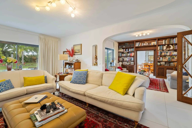 Moradia T4 para Venda em Quarteira Foto 7