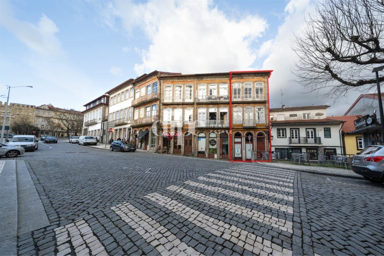 Prédio para Venda em Oliveira, São Paio e São Sebastião Foto 3