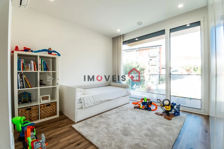 Moradia T4 para Venda em Santo Antonio dos Olivais Foto 16