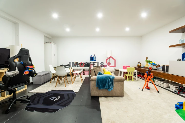 Moradia T4 para Venda em Santo Antonio dos Olivais Foto 11