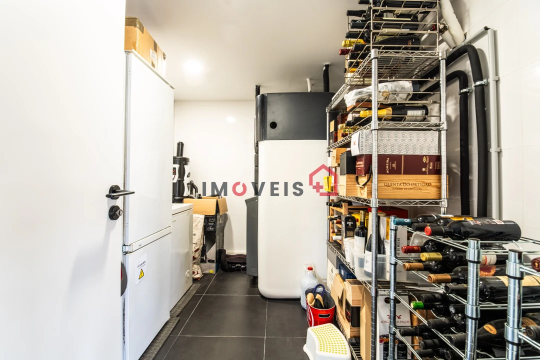 Moradia T4 para Venda em Santo Antonio dos Olivais Foto 9