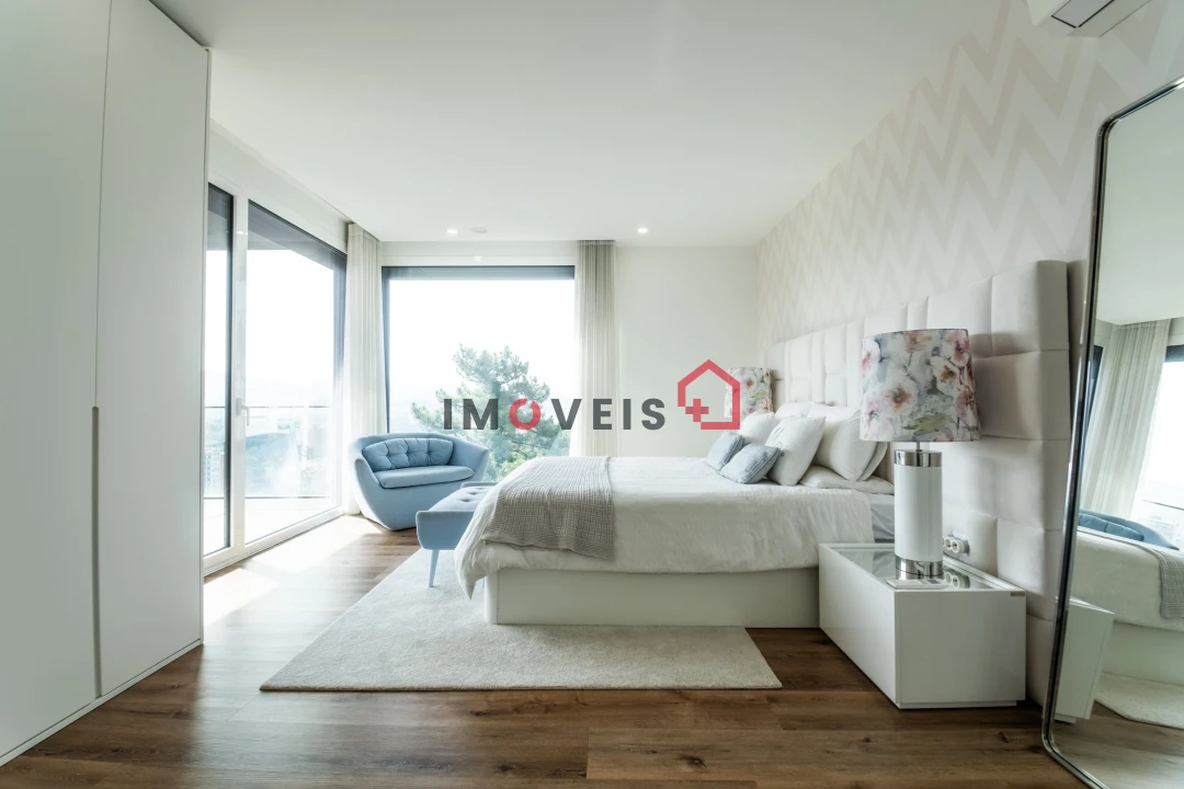 Moradia T4 para Venda em Santo Antonio dos Olivais Foto 12