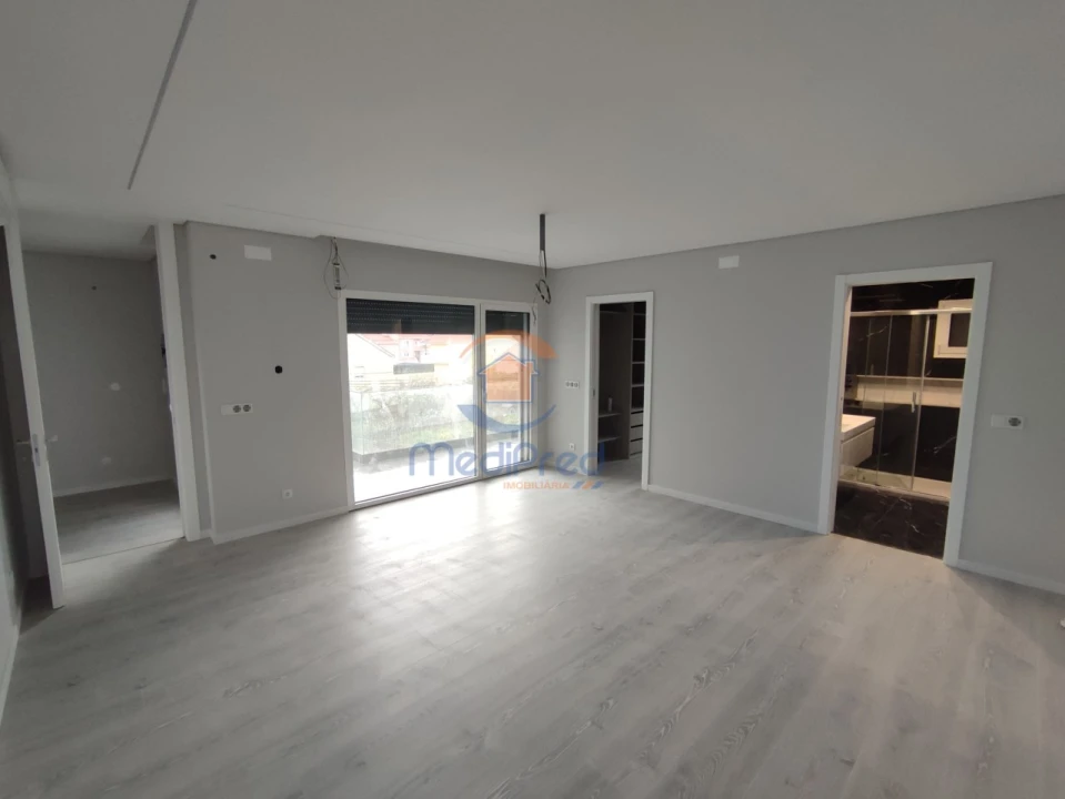 Apartamento T2 para Venda em Santo António dos Cavaleiros e Frielas Foto 3