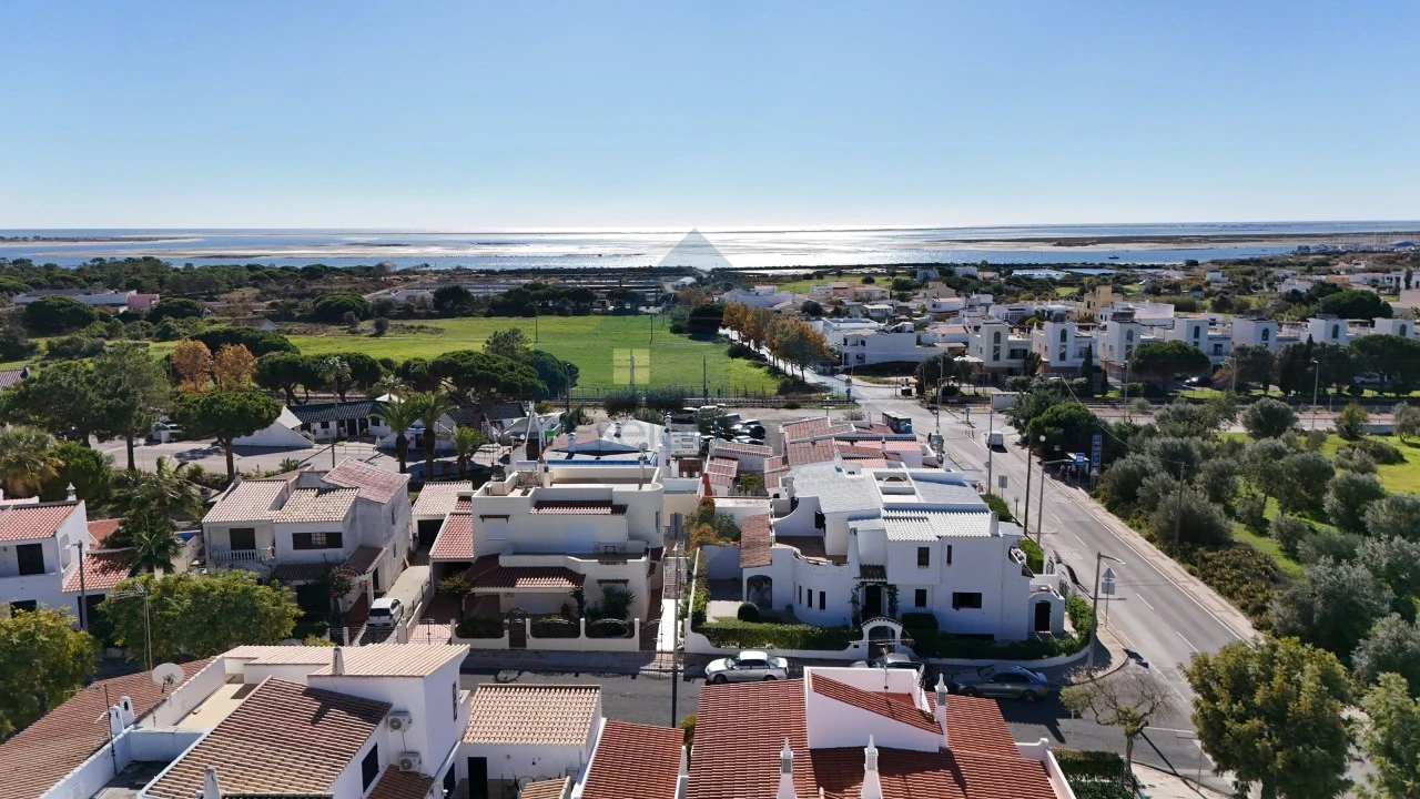 Moradia T4 para Venda em Quelfes Foto 5