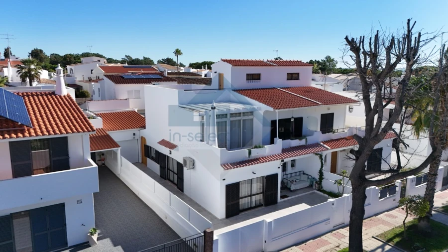 Moradia T4 para Venda em Quelfes Foto 2