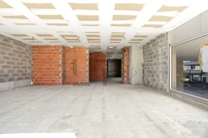 Loja para Arrendamento em Lumiar