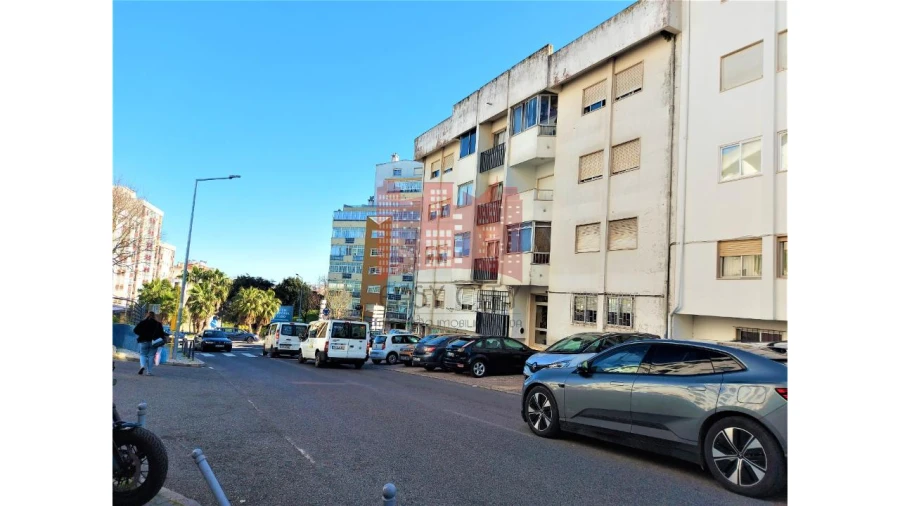 Apartamento T2 para Venda em Queluz e Belas Foto 1