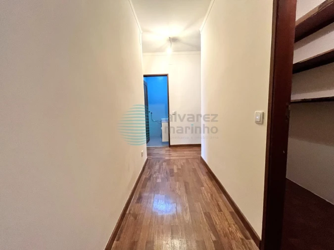 Apartamento T3 para Arrendamento em Santa Maria, São Pedro e Matacães Foto 8