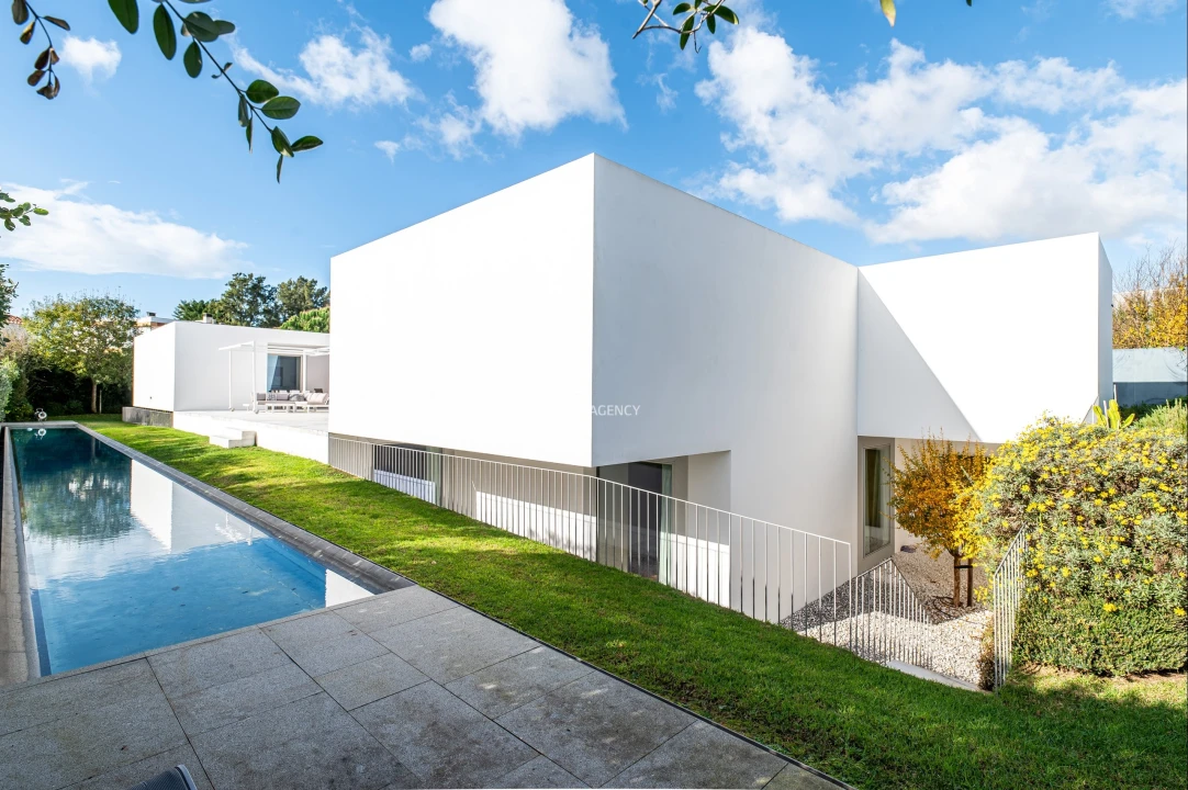 Moradia T6 para Venda em Carnaxide e Queijas Foto 1