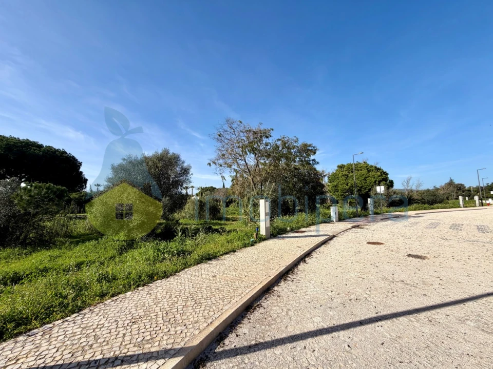 Terreno para Venda em Quarteira Foto 1