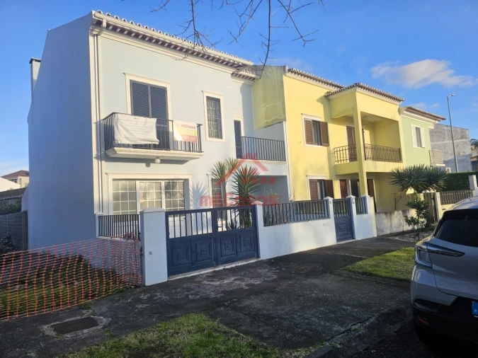 Moradia T4 para Venda em Rosto do Cão (Livramento)