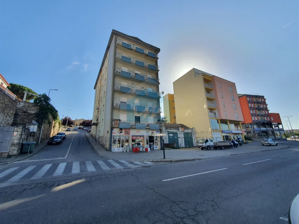 Apartamento T5 para Venda em Mirandela Foto 4