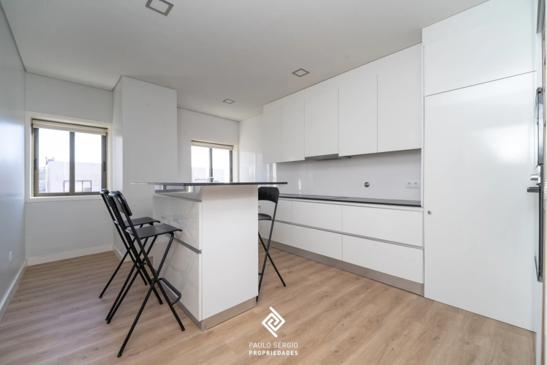 Apartamento T4 para Venda em Pedroso e Seixezelo Foto 9