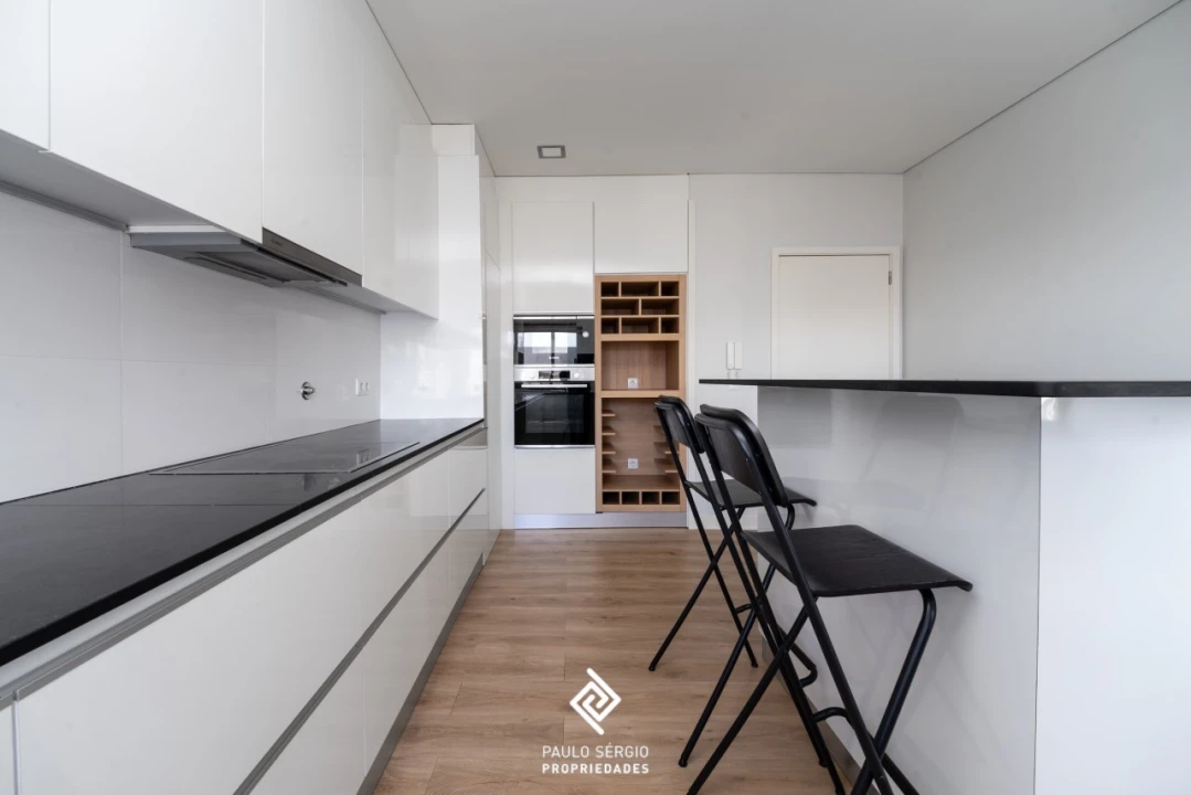 Apartamento T4 para Venda em Pedroso e Seixezelo Foto 1