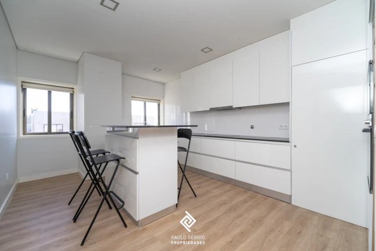 Apartamento T4 para Venda em Pedroso e Seixezelo Foto 9