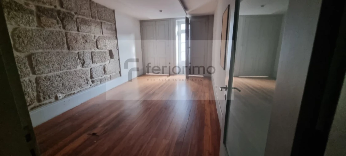 Prédio para Arrendamento em Oliveira, São Paio e São Sebastião Foto 16