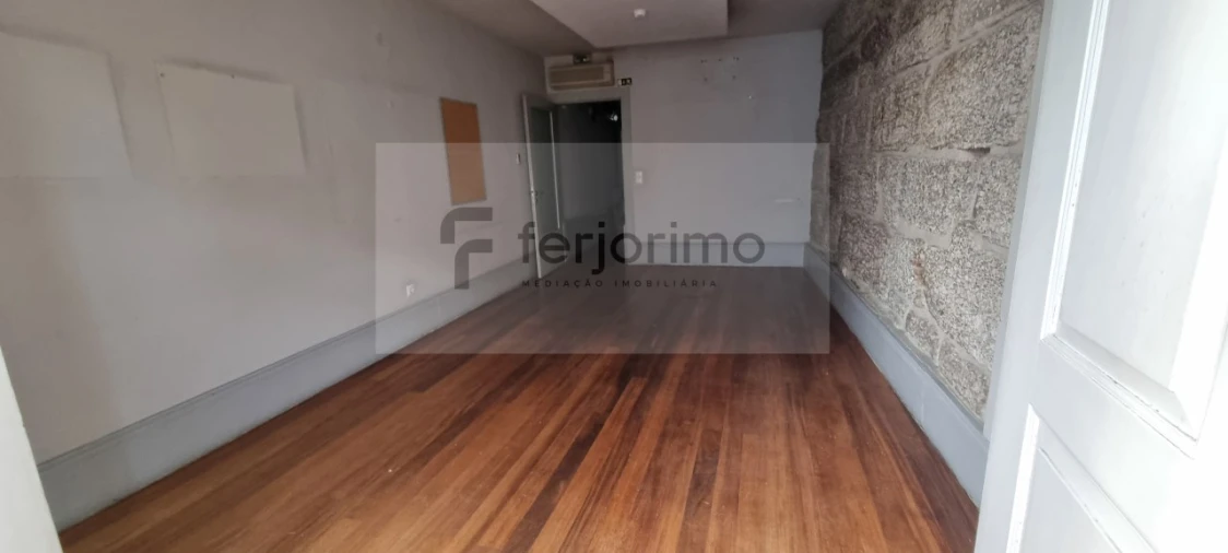 Prédio para Arrendamento em Oliveira, São Paio e São Sebastião Foto 17