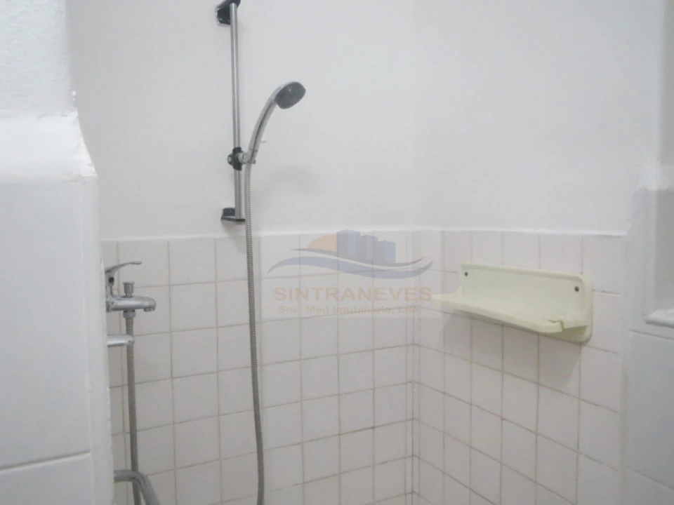 Apartamento T2 para Venda em Pontinha e Famões Foto 5