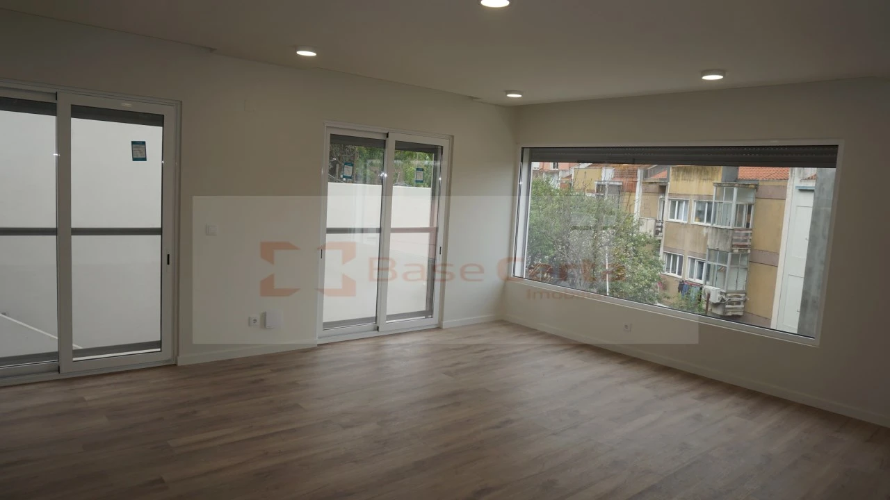 Apartamento T3 para Venda em Almada, Cova da Piedade, Pragal e Cacilhas Foto 1