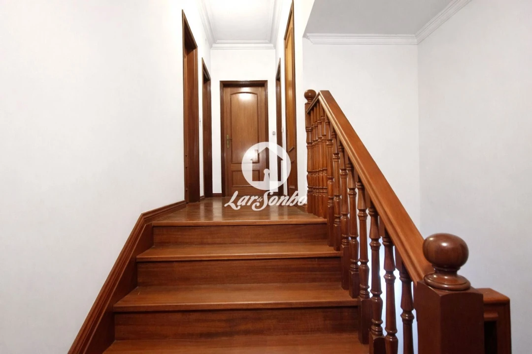 Moradia T4 para Venda em Laundos Foto 13