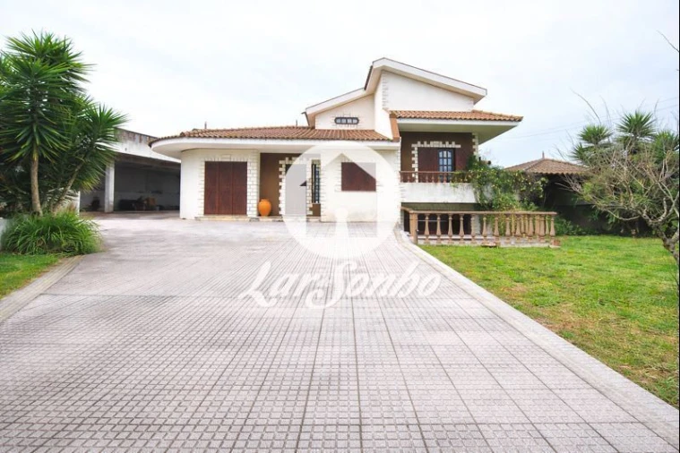 Moradia T4 para Venda em Laundos