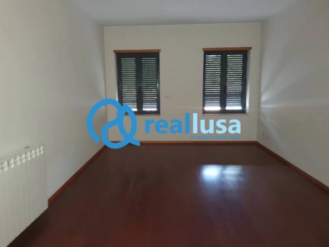 Apartamento T3 para Venda em Oliveira do Douro Foto 1