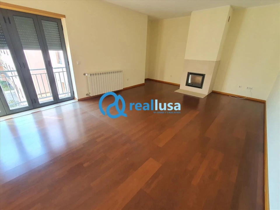 Apartamento T4 para Venda em Oliveira do Douro Foto 1