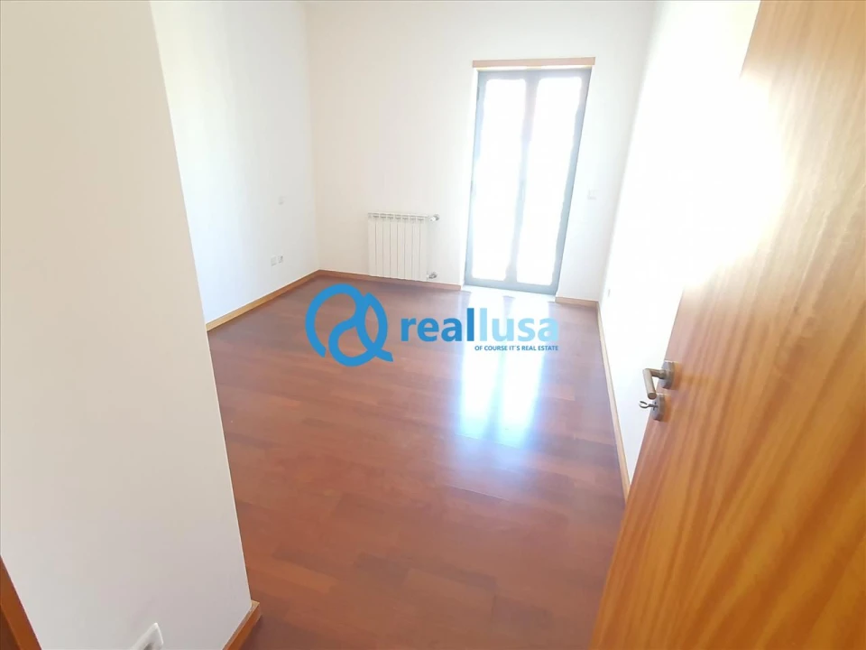 Apartamento T4 para Venda em Oliveira do Douro Foto 12