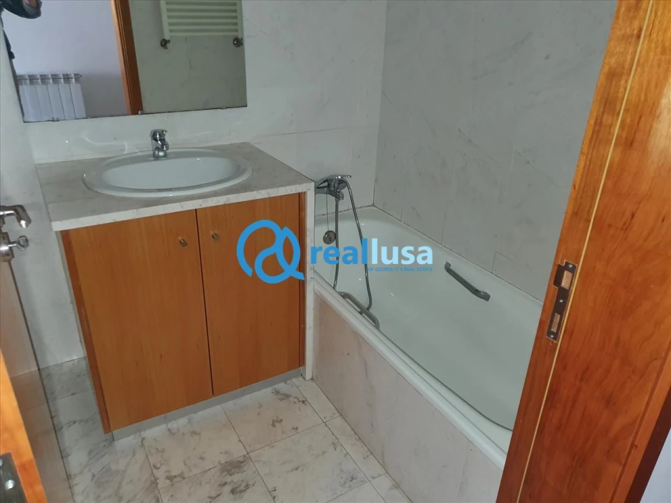 Apartamento T4 para Venda em Oliveira do Douro Foto 16