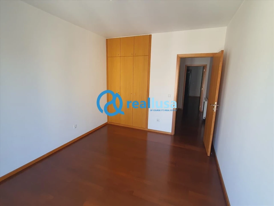 Apartamento T4 para Venda em Oliveira do Douro Foto 8