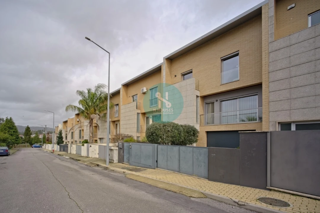 Moradia T4 para Venda em Soutelo Foto 48