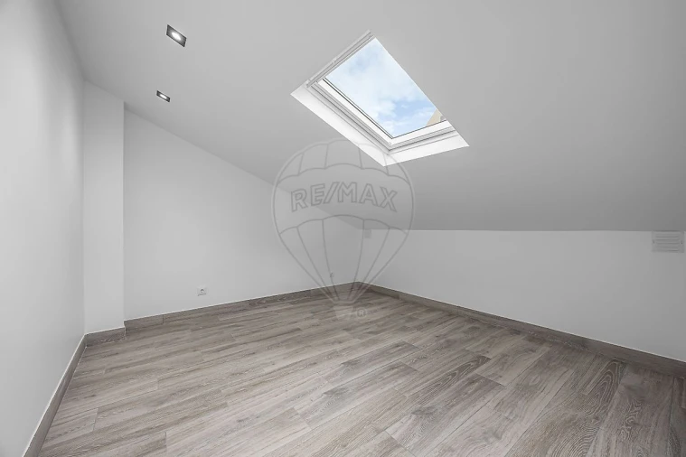 Moradia T1 para Venda em Ramada e Caneças Foto 7