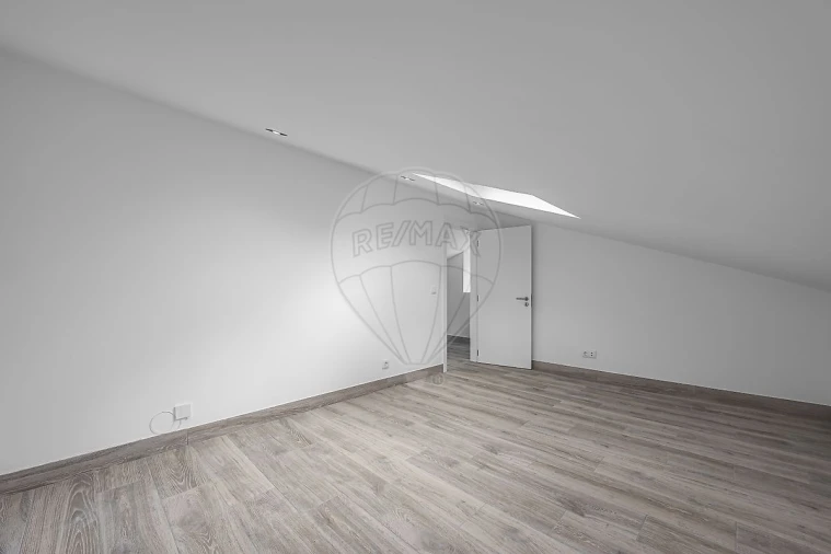 Moradia T1 para Venda em Ramada e Caneças Foto 8