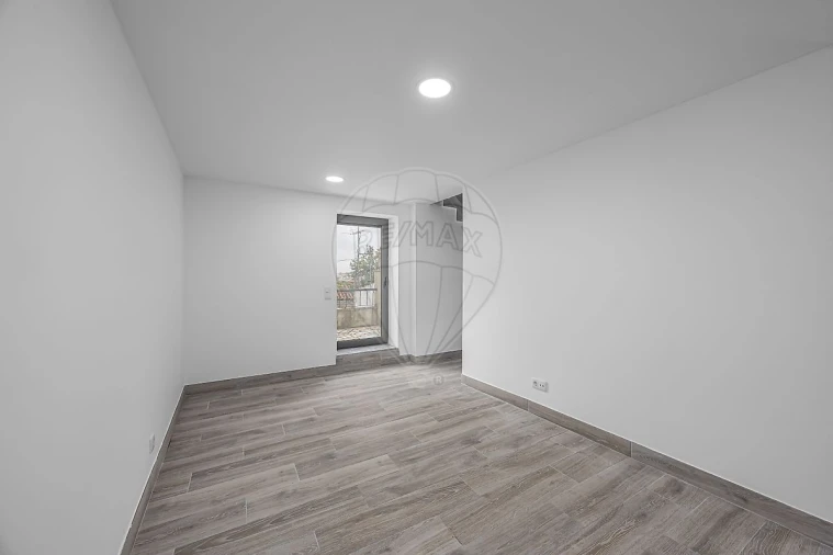 Moradia T1 para Venda em Ramada e Caneças Foto 9