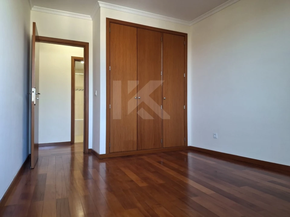 Apartamento T3 para Arrendamento em Camara de Lobos Foto 11