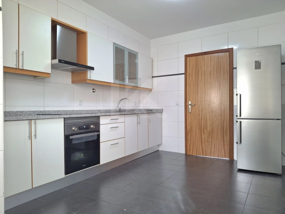 Apartamento T3 para Arrendamento em Camara de Lobos Foto 1