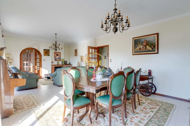 Moradia T4 para Venda em Paramos Foto 9