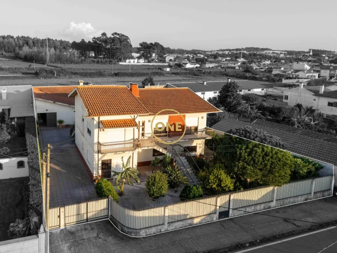 Moradia T4 para Venda em Paramos Foto 1