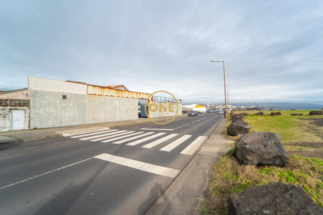 Armazém para Venda em Ponta Delgada (São José) Foto 1