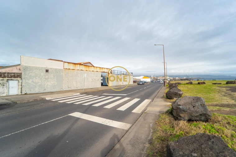 Armazém para Venda em Ponta Delgada (São José)